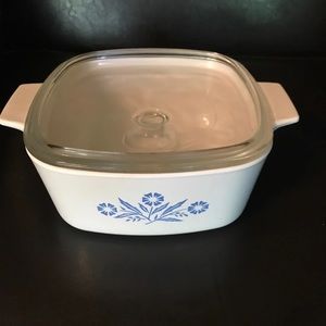 Corningware casserole dish with lid